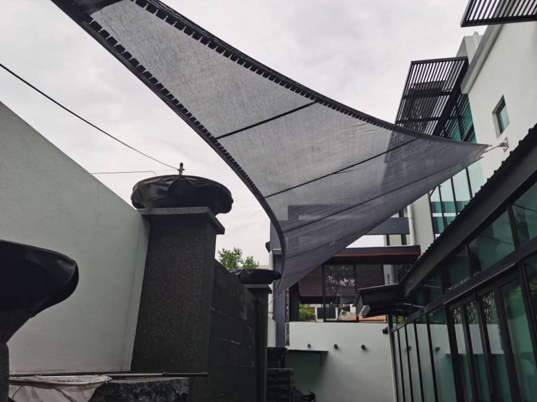 Shade sail rumah moden
