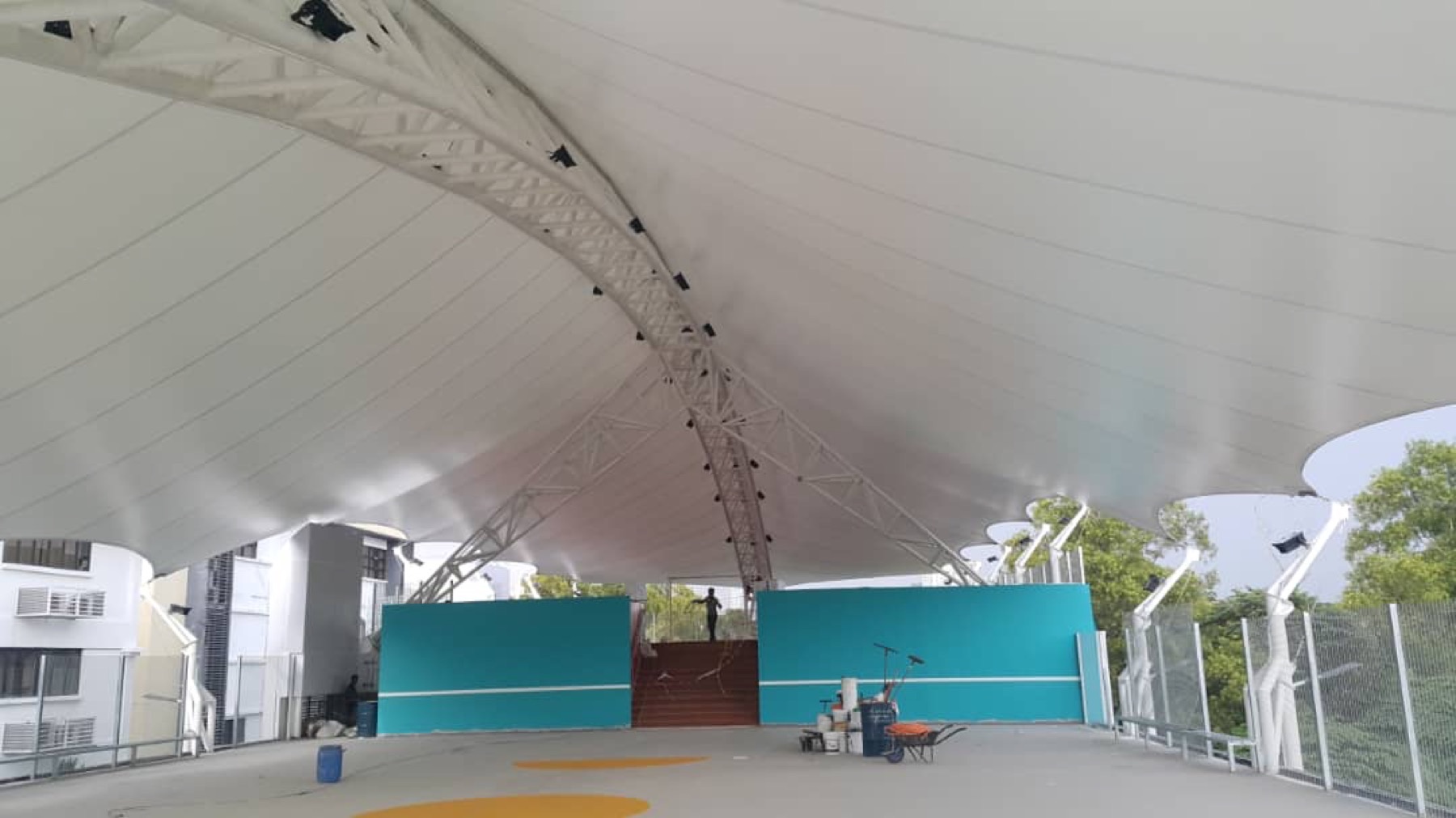 Tensile membrane pada struktur keluli terkejurutera di Malaysia