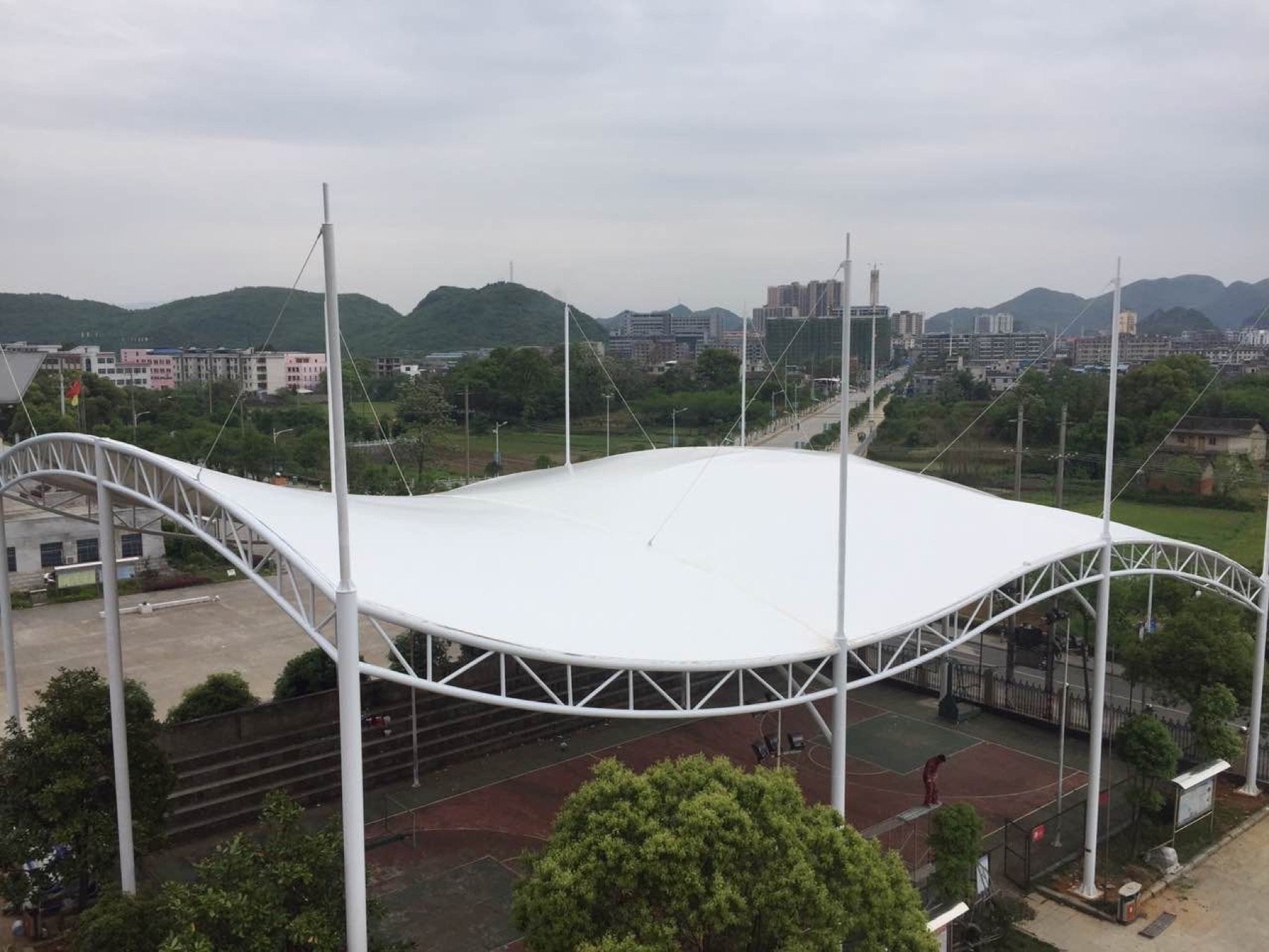 Tensile membrane puncak berkembar