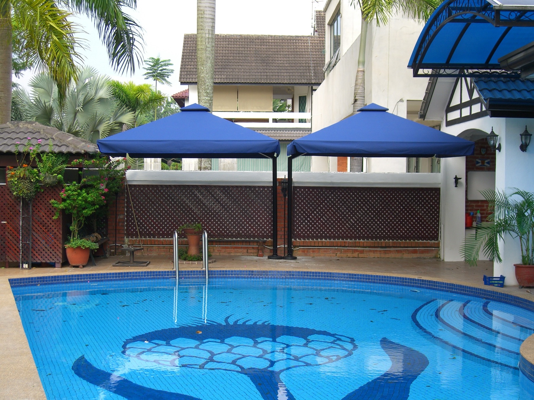 Payung outdoor cantilever Sol Devona di atas kolam di Malaysia