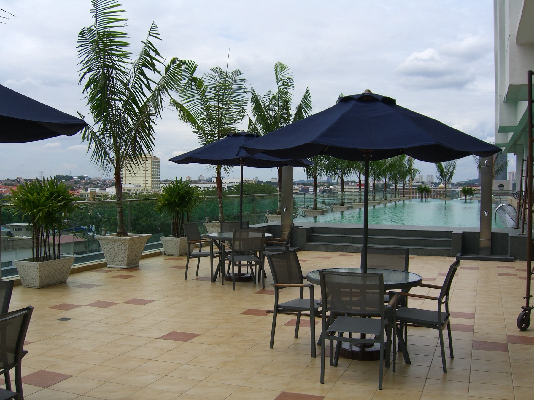 Payung outdoor sisi di atas teres kafe